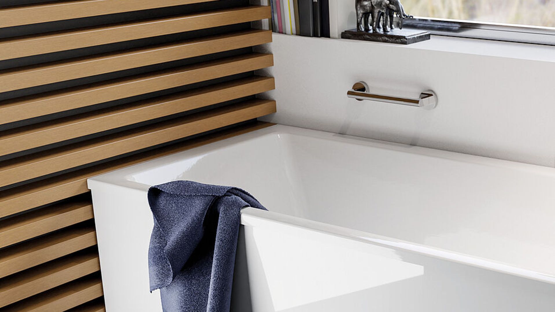 FORMAT Badewanne mit Holzpanelen an der Wand