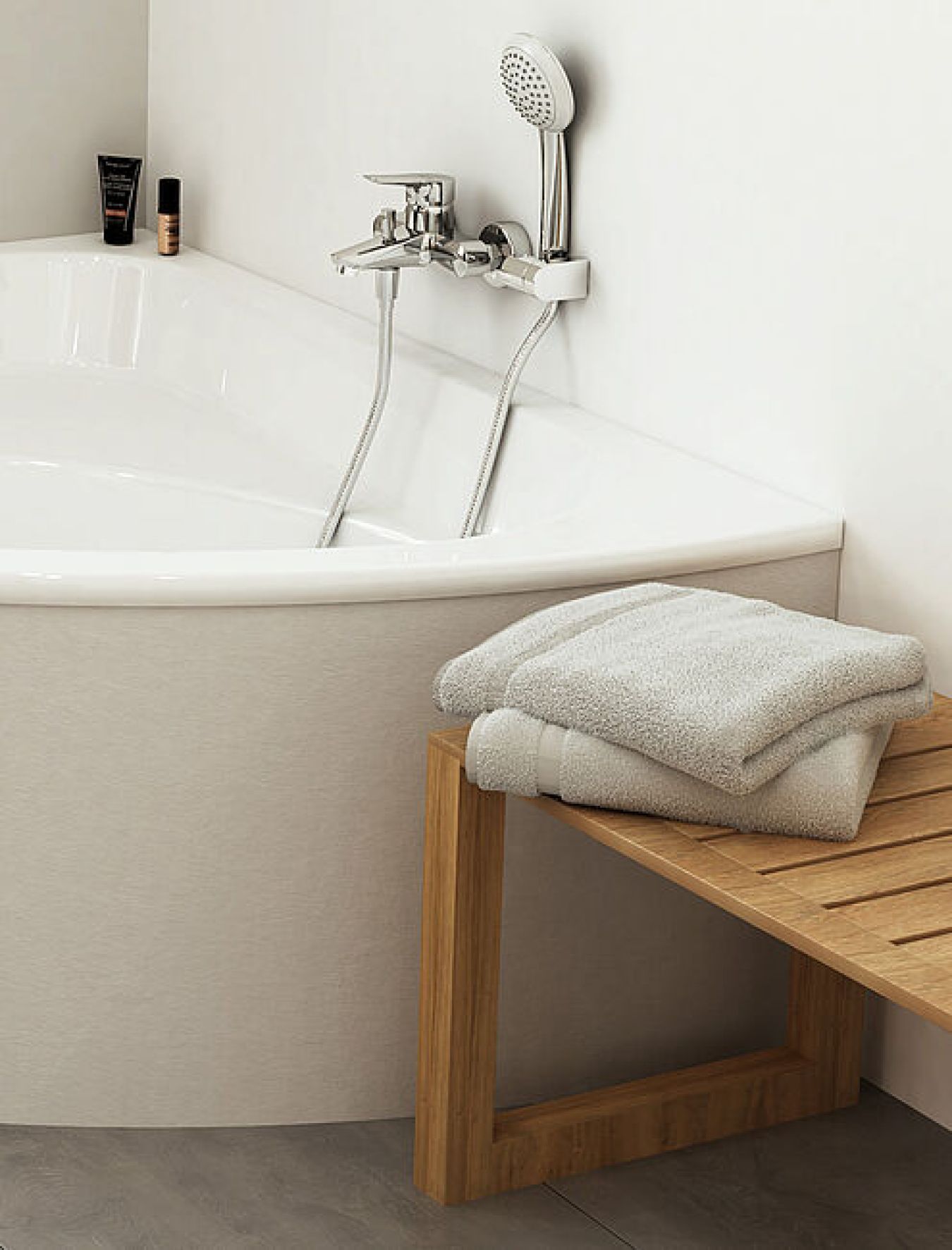 FORMAT Eck-Badewanne mit FORMAT Handbrause und Badehandtüchern auf davorstehender Ablage