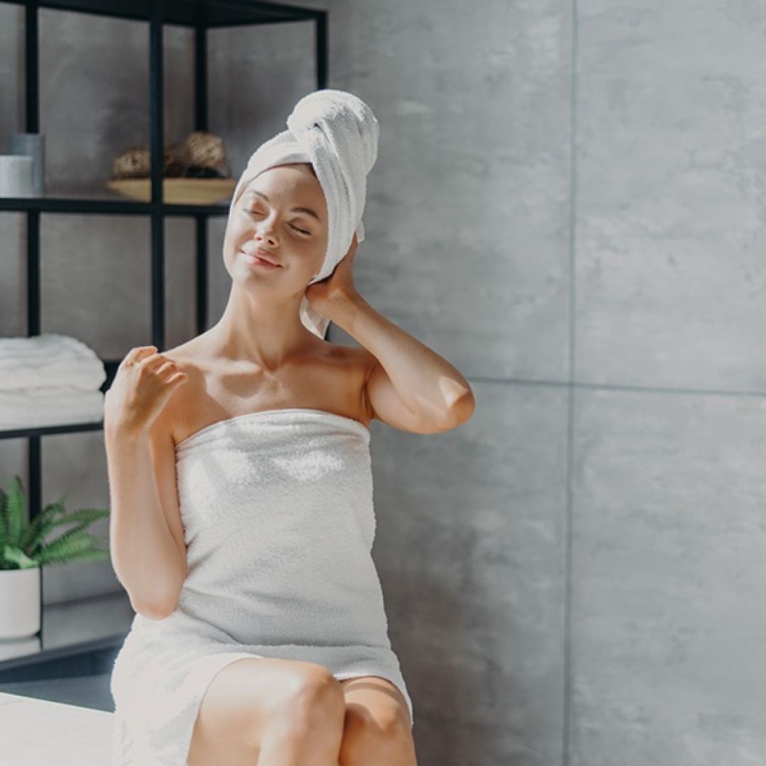 Frau im Badezimmer
