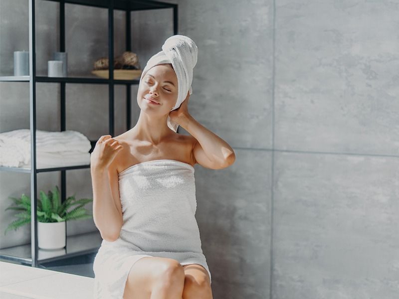 Frau im Badezimmer