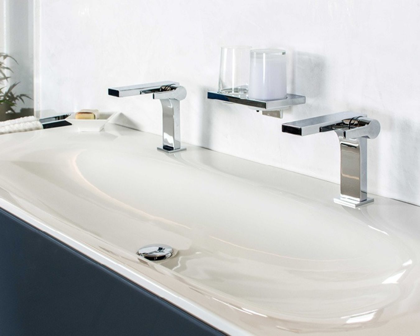 Waschtisch mit zwei modernen Armaturen und schwarzem Aufsatzwaschbecken.