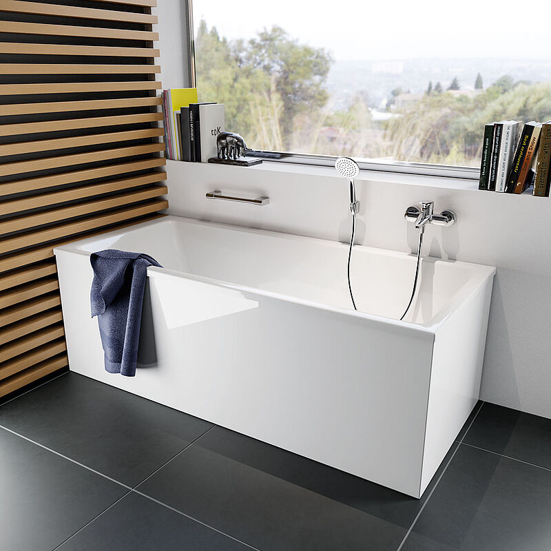 FORMAT Badewanne vor Wand aus Holzpanelen