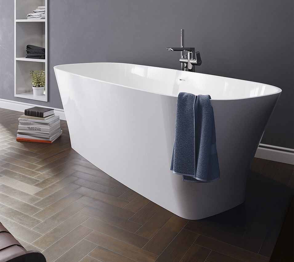Freistehende Badewanne von FORMAT auf dunklem Holzboden