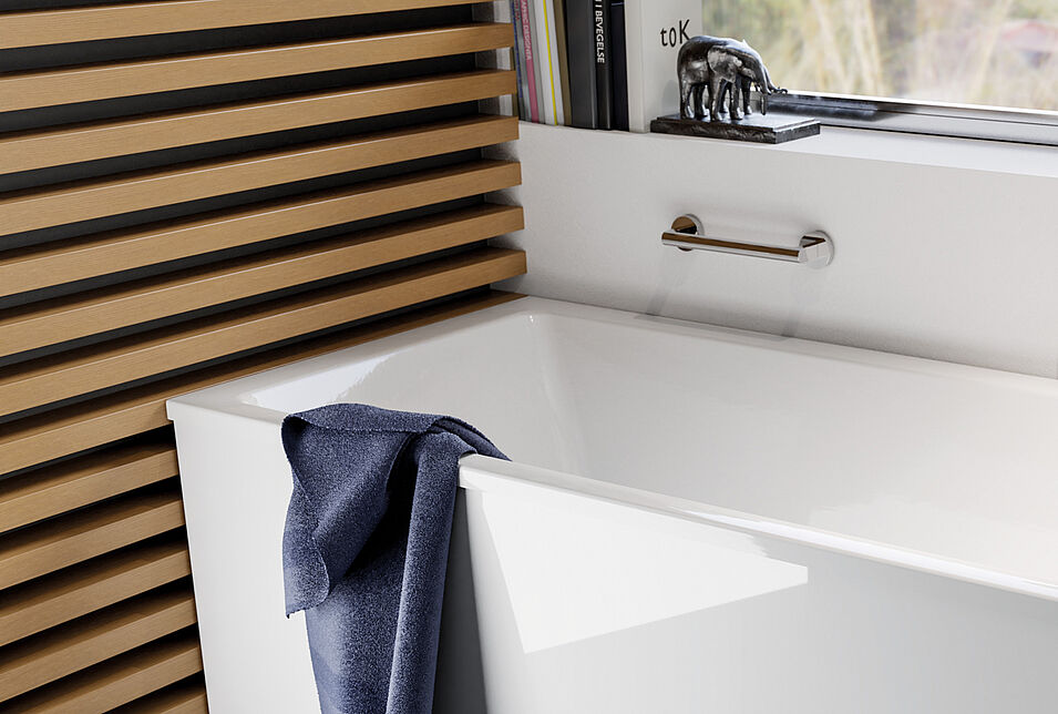 FORMAT Badewanne mit Holzpanelen an der Wand