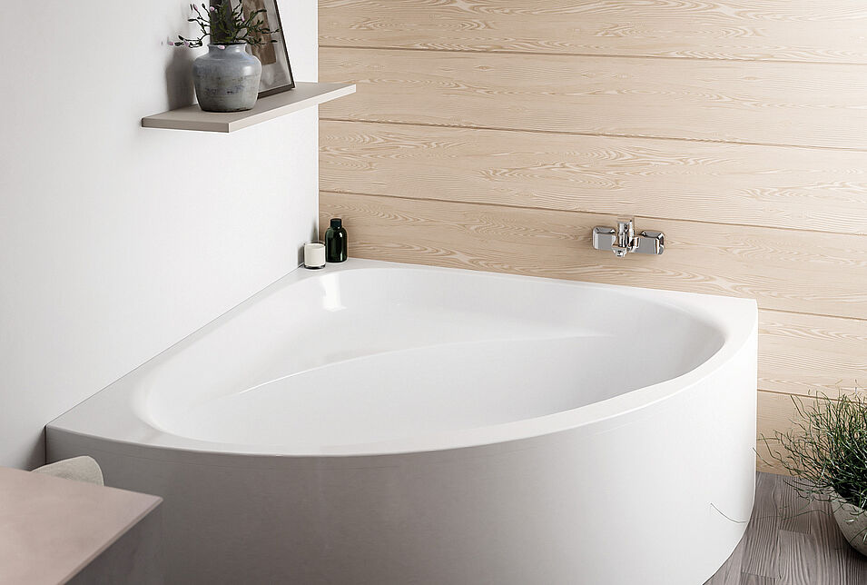 FORMAT Eck-Badewanne vor heller Holzwand